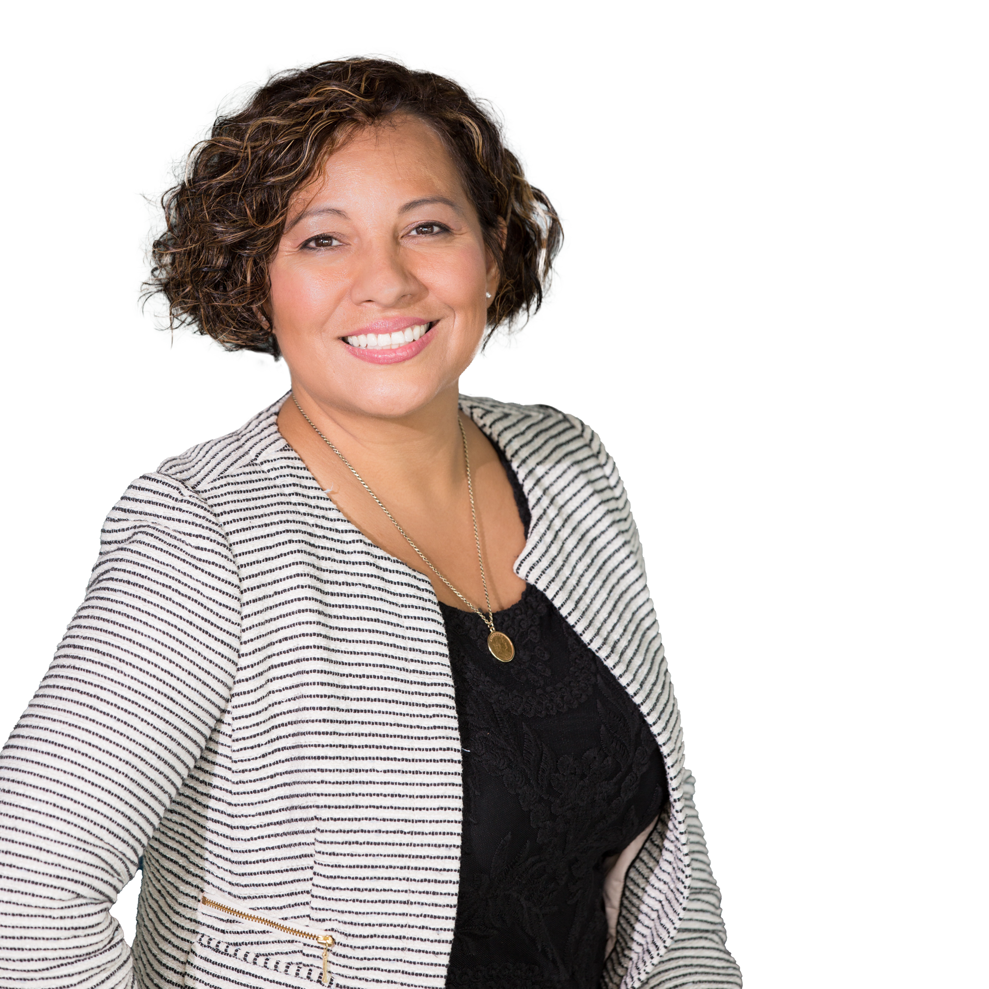 Mujer morena mirando a la cámara