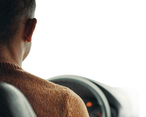 Persona conduciendo un vehículo vista desde dentro.